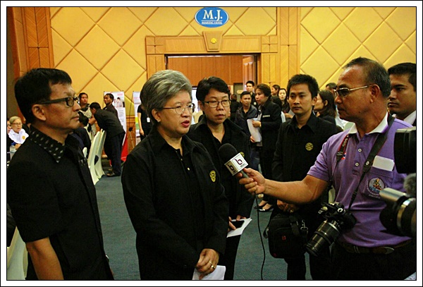 ﻿อธิบดีกรมบังคับคดี ให้สัมภาษณ์สื่อมวลชนในโครงการไกล่เกลี่ยข้อพิพาทชั้นบังคับคดีเพื่อช่วยเหลือลูกหนี้ผู้ประสบอุทกภัย ในพื้นที่ภาคตะวันออกเฉียงเหนือ 